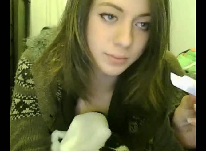 Video: Bright-eyed newcomer to the amateur transsexual webcam scene Cherryblop models on cam